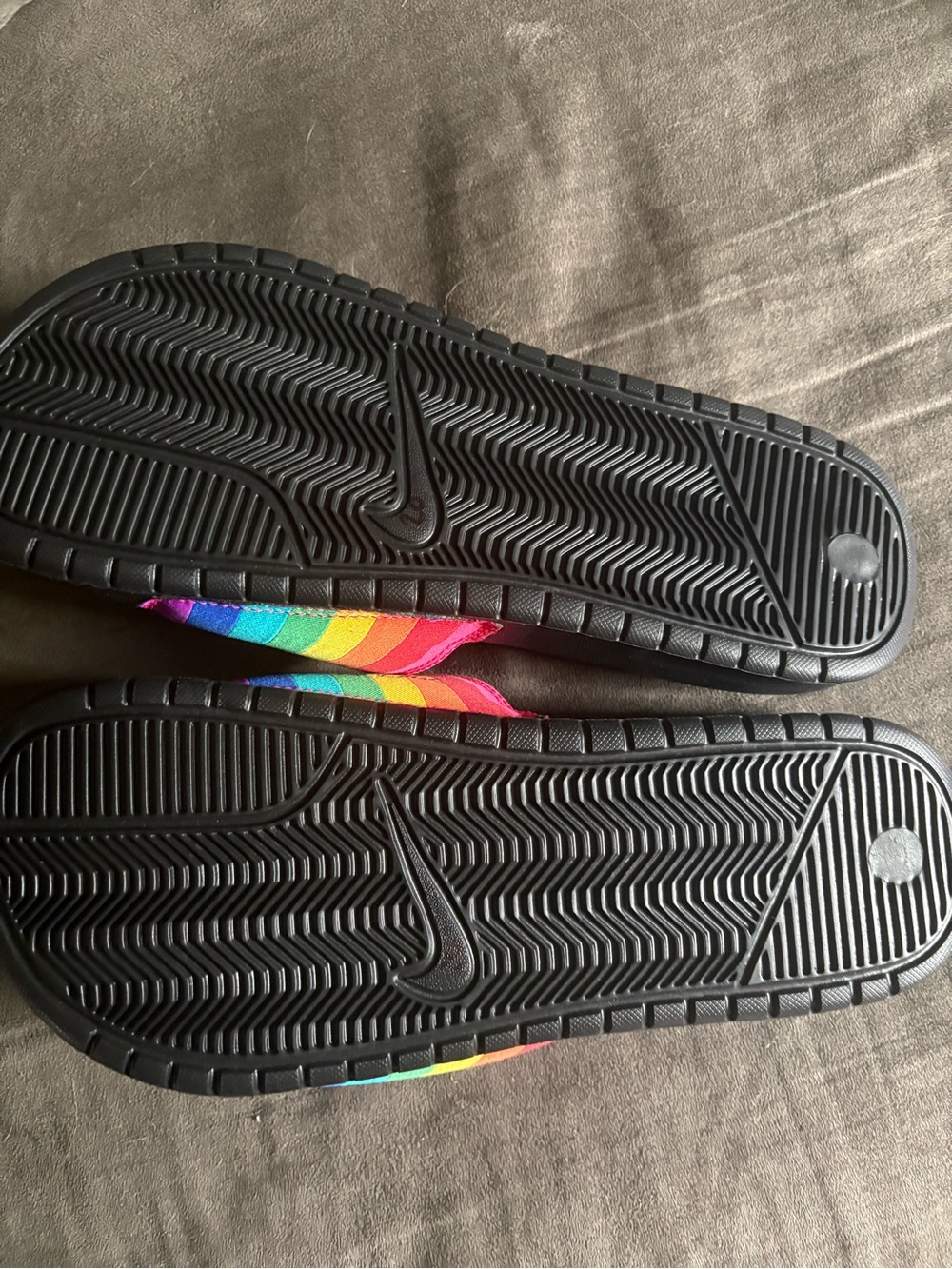 Pride bundle featuring Nike Benassi JDI BETRUE Slides and Love is Love bracelet - Picture 4 of 4